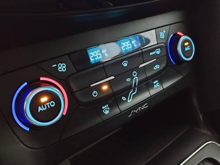 FORD - FOCUS - 2015/2016 - Vermelha - R$ 65.900,00