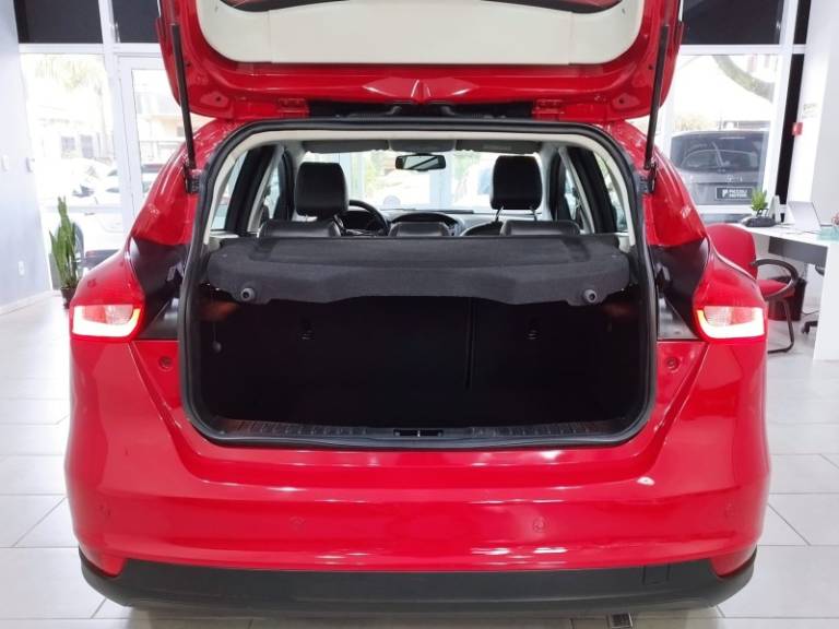 FORD - FOCUS - 2015/2016 - Vermelha - R$ 65.900,00