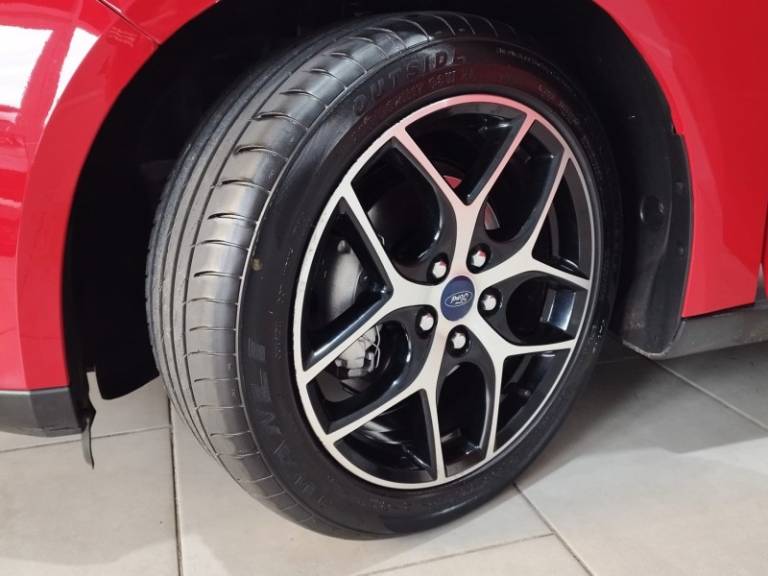 FORD - FOCUS - 2015/2016 - Vermelha - R$ 65.900,00