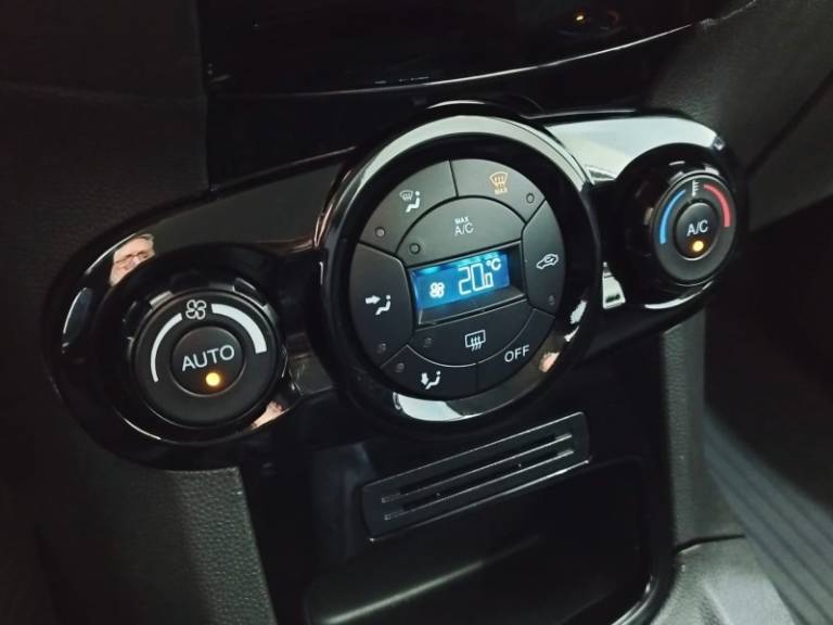 FORD - FIESTA - 2015/2016 - Branca - R$ 59.900,00