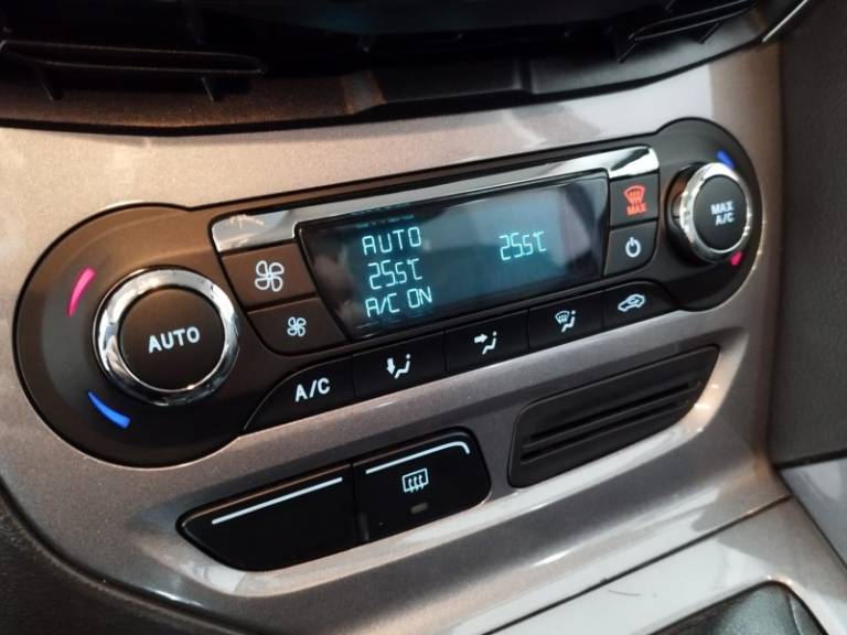 FORD - FOCUS - 2014/2015 - Prata - R$ 54.900,00