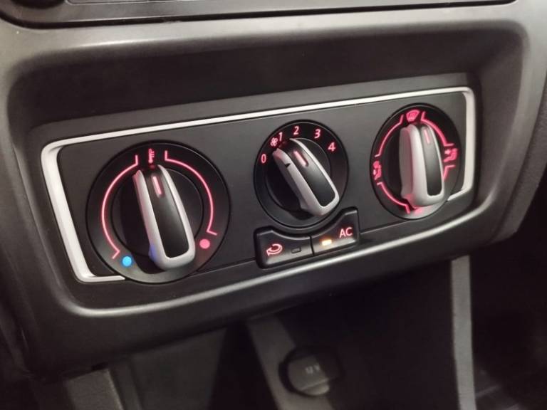 VOLKSWAGEN - FOX - 2019/2019 - Branca - R$ 61.900,00