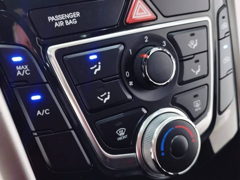 HYUNDAI - I30 - 2015/2016 - Prata - R$ 84.900,00