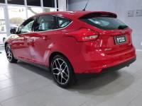 FORD - FOCUS - 2015/2016 - Vermelha - R$ 65.900,00