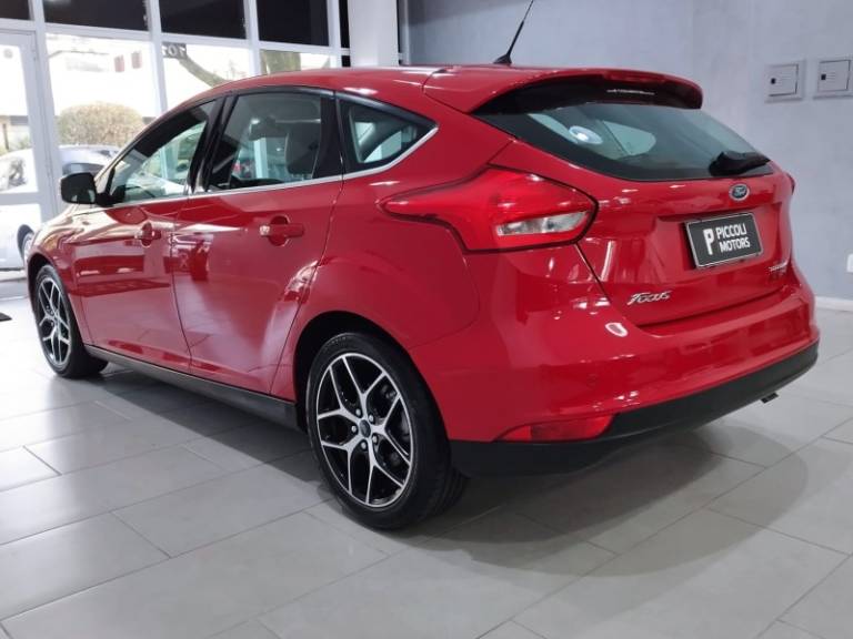 FORD - FOCUS - 2015/2016 - Vermelha - R$ 65.900,00