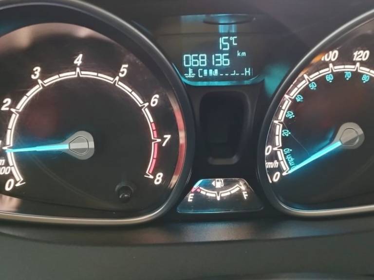 FORD - FIESTA - 2015/2016 - Branca - R$ 59.900,00