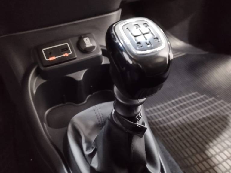 FIAT - MOBI - 2016/2017 - Branca - R$ 47.900,00