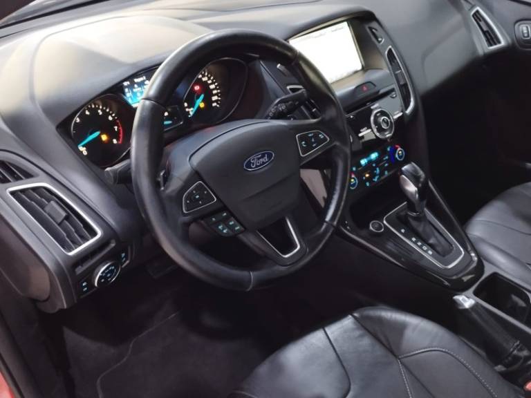 FORD - FOCUS - 2015/2016 - Vermelha - R$ 65.900,00