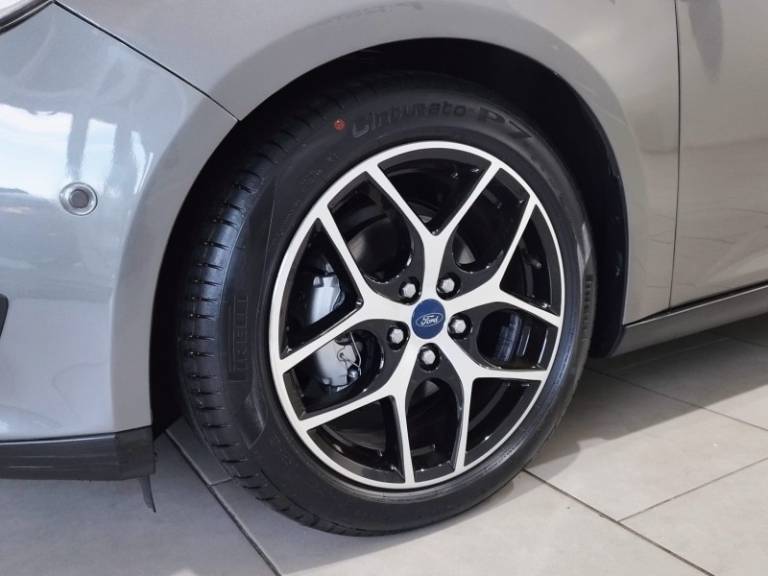 FORD - FOCUS - 2016/2016 - Cinza - R$ 72.900,00