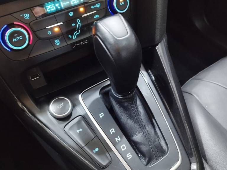 FORD - FOCUS - 2016/2016 - Branca - R$ 72.900,00