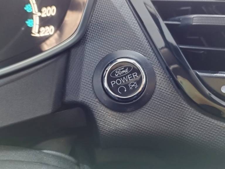 FORD - FIESTA - 2015/2016 - Branca - R$ 59.900,00