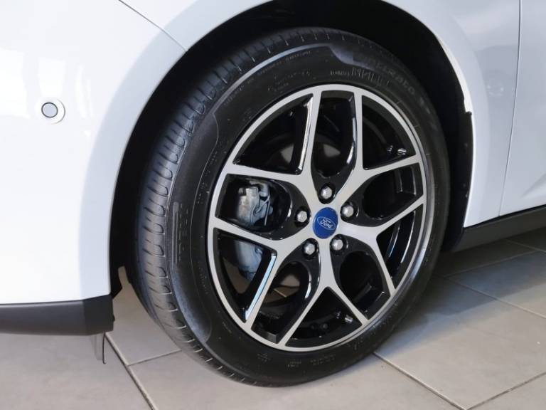 FORD - FOCUS - 2016/2016 - Branca - R$ 72.900,00