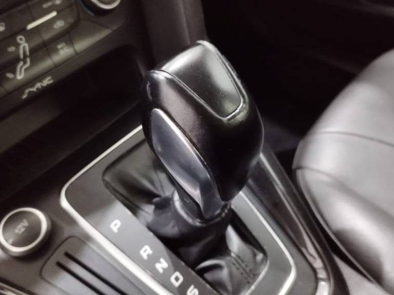 FORD - FOCUS - 2015/2016 - Vermelha - R$ 65.900,00