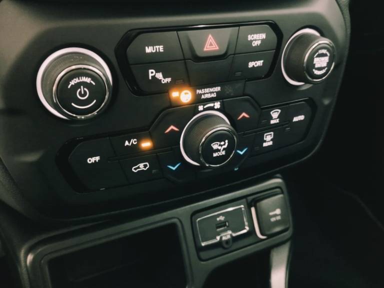JEEP - RENEGADE - 2019/2020 - Branca - R$ 84.900,00