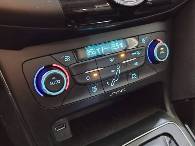 FORD - FOCUS - 2016/2016 - Branca - R$ 72.900,00
