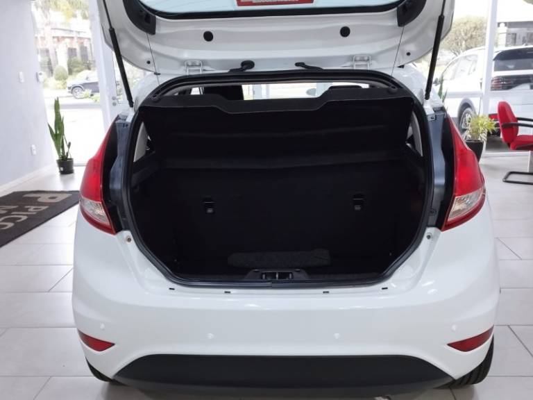 FORD - FIESTA - 2013/2014 - Branca - R$ 45.900,00