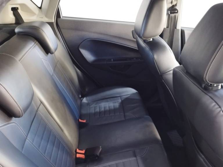 FORD - FIESTA - 2015/2016 - Branca - R$ 59.900,00