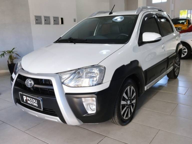 TOYOTA - ETIOS CROSS - 2017/2018 - Branca - R$ 64.900,00