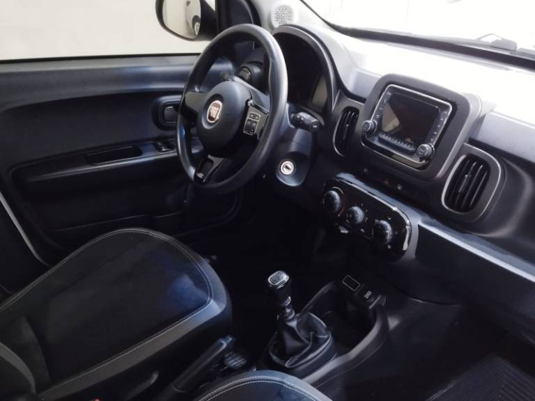 FIAT - MOBI - 2016/2017 - Branca - R$ 47.900,00