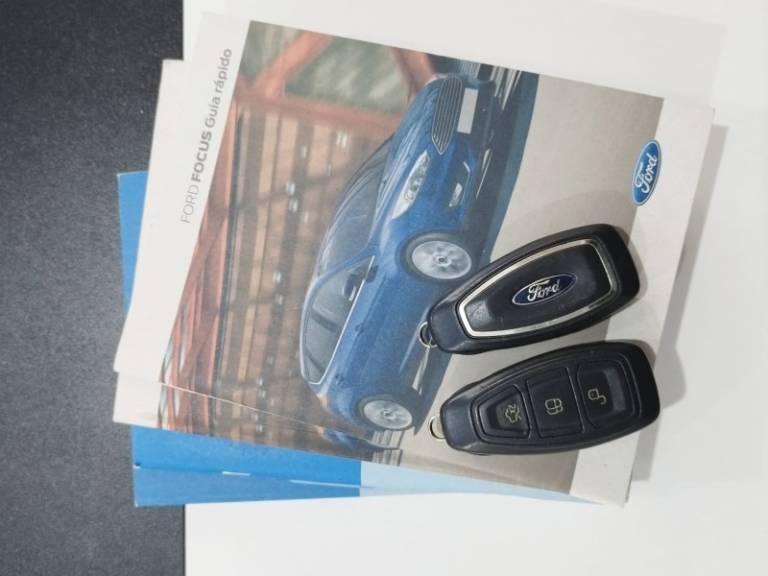 FORD - FOCUS - 2015/2016 - Vermelha - R$ 65.900,00