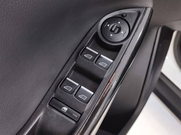 FORD - FOCUS - 2016/2016 - Branca - R$ 72.900,00
