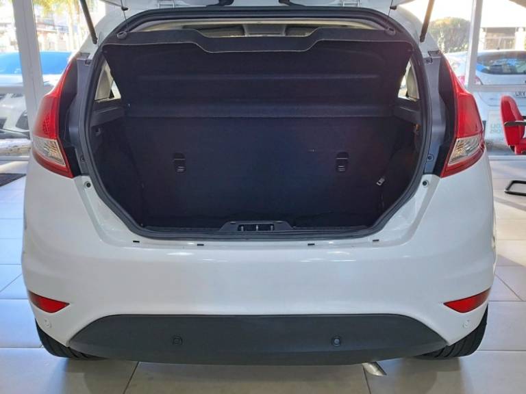 FORD - FIESTA - 2015/2016 - Branca - R$ 59.900,00