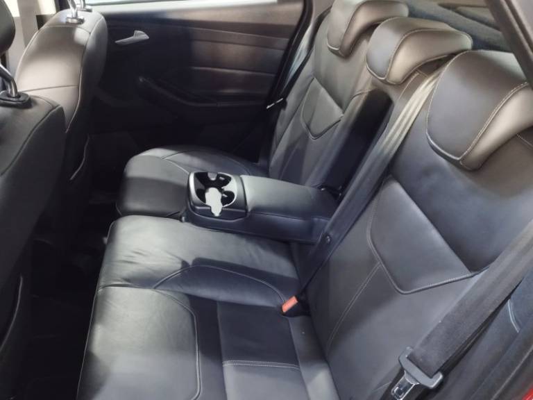 FORD - FOCUS - 2015/2016 - Vermelha - R$ 65.900,00