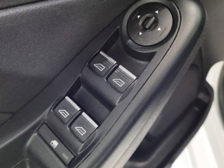 FORD - FIESTA - 2015/2016 - Branca - R$ 59.900,00