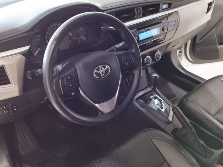 TOYOTA - COROLLA - 2014/2015 - Branca - R$ 81.900,00