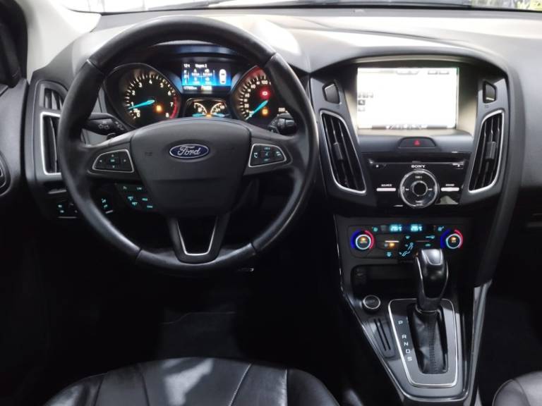FORD - FOCUS - 2015/2016 - Vermelha - R$ 65.900,00