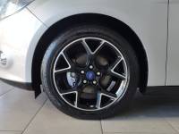 FORD - FOCUS - 2014/2015 - Prata - R$ 54.900,00
