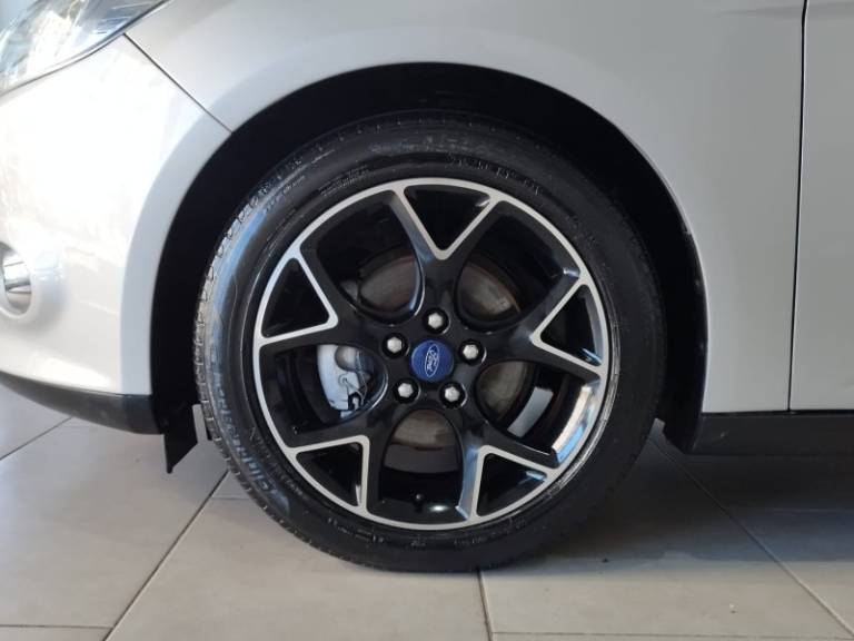 FORD - FOCUS - 2014/2015 - Prata - R$ 54.900,00